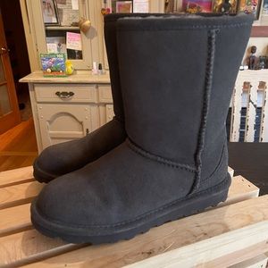 Size 8 Bear Paw GREY Amazing condition.